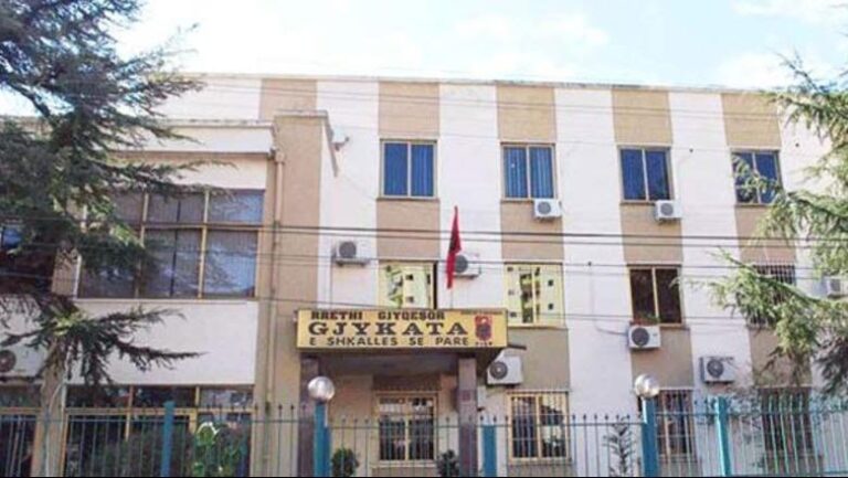 “Jam i fortë, ju bëj namin…”/ 75-vjeçari kanos dhe fyen kryesekretaren e gjykatës në Fier