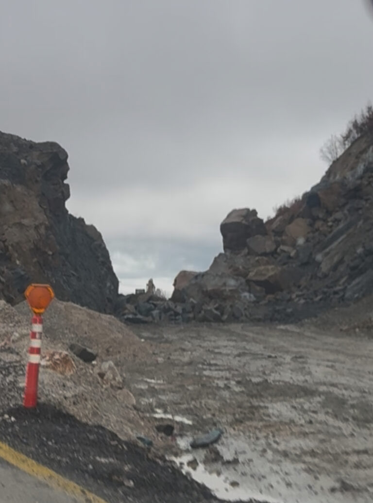 Prej dy javësh e bllokuar, kompania 2T e Artan Sakos ngec në majë të malit, sajon një kalim të improvizuar