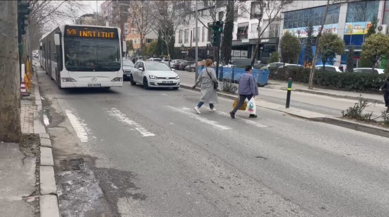 Dy makina i kaluan sipër 7 vjeçarit! Arrestohen shoferët e aksidentit te Kthesa e Kamzës