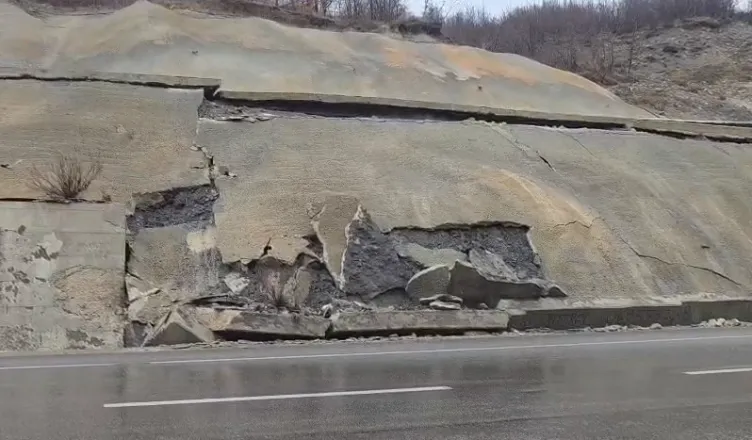 Rrok Gjoka me dokumenta në SPAK, pas problemeve në tunel çahet edhe skarpata te Rruga e Arbrit Rrok Gjoka me dokumenta në SPAK, pas problemeve në tunel çahet edhe skarpata te Rruga e Arbrit