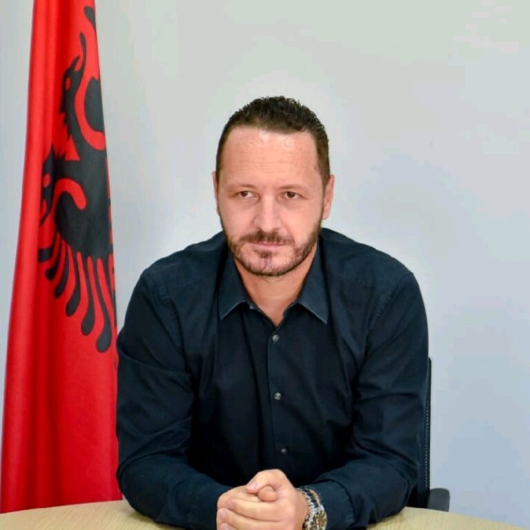 Avokatët e Evis Berberit akrobaci për të shtyrë seancat Avokatët e Evis Berberit akrobaci për të shtyrë seancat