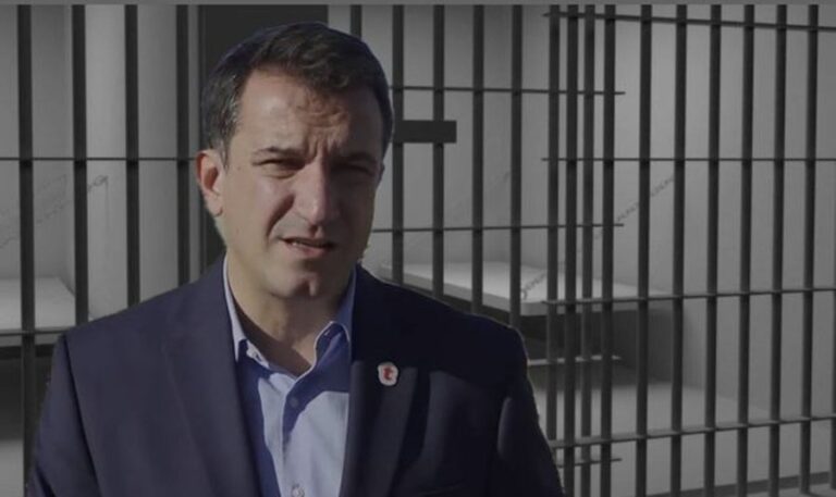 Erion Veliaj me Iphone në qeli?