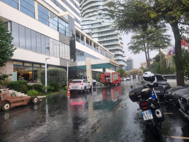 Bie zjarr tek 15 katëshi, flakët brenda Hotel Tirana