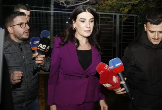 Gjykata i uli masën, ish-drejtoresha e AKSHI-t, Mirlinda Karçanaj paraqitet në SPAK