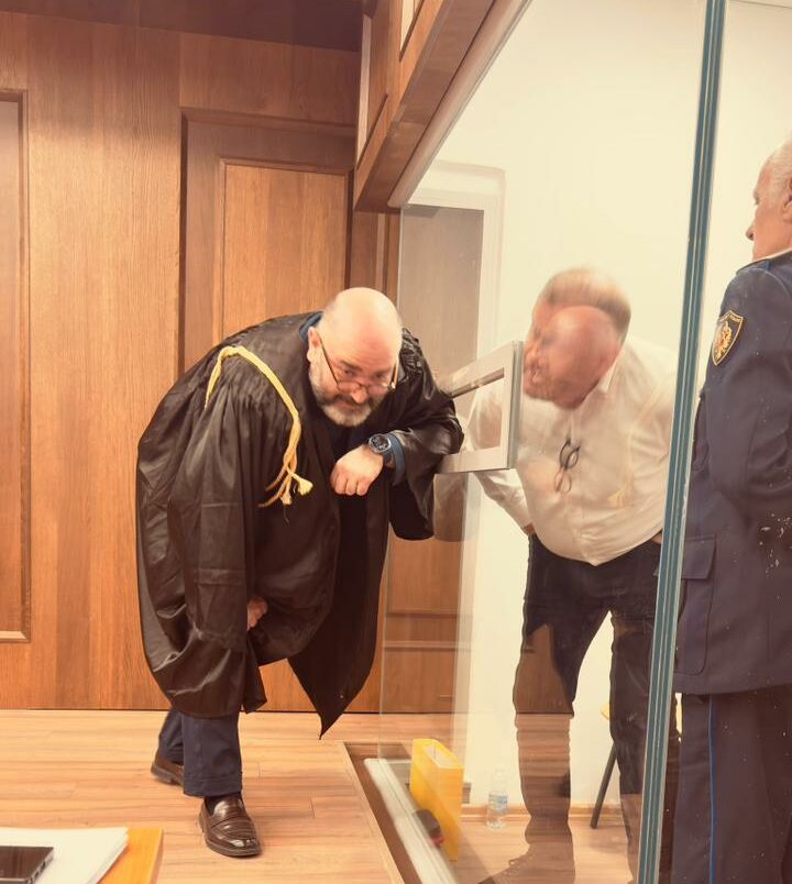 Ilir Beqaj jashtë kafazit! Avokati kërkon mbylljen e çështjes së ‘Sterilizimit’
