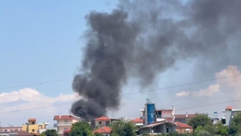 I dehuri shkakton trazira në Vlorë! Djeg një makinë dhe qëllon në ajër