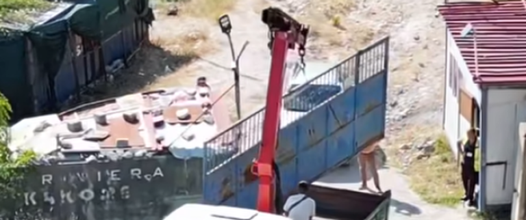 Dy ditë para protestës-Hiqet porta dhe gardhi që bllokonte plazhin në Kakome