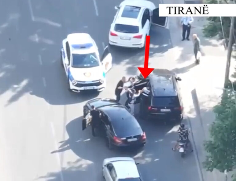 Arsenal armësh në makinë gati për shitje e qitje, kush u arrestua në Tiranë