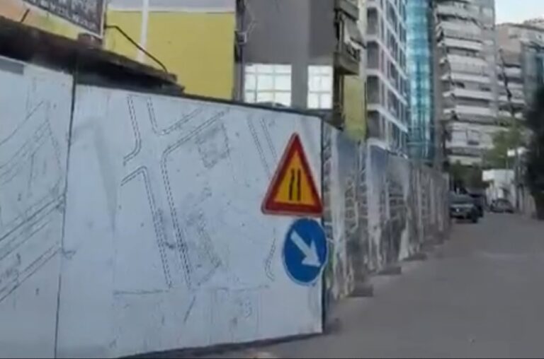 Denoncimi/ Banorët e rrugës “Gjon Buzuku”: Ndërtimi i pallatit të ish deputetit socialist na ka zaptuar rrugën, jeta është kthyer në kaos!