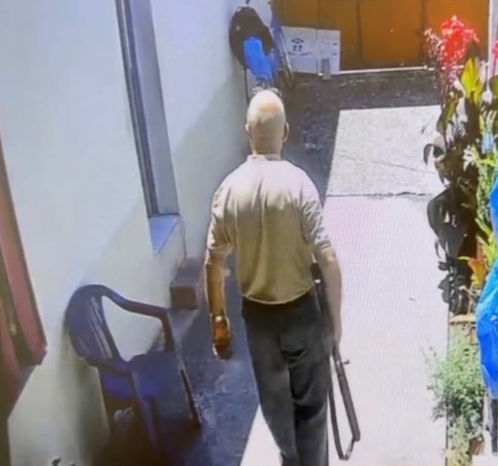 E filmuan kamerat! 62-vjeçari qëllon gruan dhe pret policinë