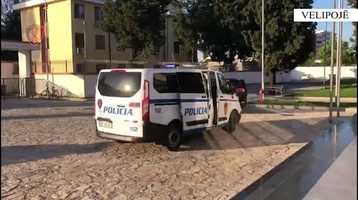 Velipojë/ 18-vjeçari në polici, dyshohet se përdhunoi një 22-vjeçare Një 18-vjeçar është shoqëruar në Komisariatin e Policisë Shkodër, pasi dyshohet se ka kryer marrëdhënie seksuale me dhunë ndaj një 22-vjeçareje nga Kosova në zonën e Velipojës. Sipas informacionit paraprak të Policisë, i riu po i nënshtrohet veprimeve procedurale, ndërsa hetimet vijojnë për zbardhjen e plotë të rrethanave të ngjarjes. Autoritetet nuk kanë dhënë ende detaje të tjera lidhur me rastin, ndërsa pritet që hetimet të përcaktojnë dinamikën dhe përgjegjësitë ligjore.
