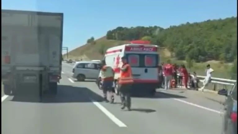 Tragjedi në Farkë! Përplaset për vdekje fëmija 1 vjeç Tragjedi në Farkë! Përplaset për vdekje fëmija 1 vjeç