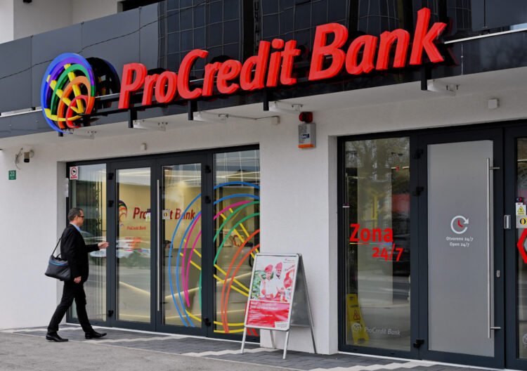 SKANDAL te ProCredit Bank! Hakerat nxjerrin në shitje të dhënat e klientëve ProCredit Bank, ProCredit Bank Albania, ProCredit Bank HQ, skandal kibernetik, sulm kibernetik, rrjedhje të dhënash, data breach, të dhëna të klientëve, të dhëna bankare, të dhëna personale, të dhëna KYC, historik transaksionesh, siguria kibernetike, cyber attack, hakerat, dark web, tregu i zi, fire sale, call center Shqipëri, call center, rrjeti i call center-ave, mashtrime financiare, mashtrime online, skema mashtruese, vjedhje identiteti, mashtrim bankar, privatësia e të dhënave, siguria financiare, Banka e Shqipërisë, Autoriteti për Mbrojtjen e të Dhënave Personale, SPAK, Policia Kibernetike, hetim kibernetik, Shqipëri, Izrael, partnerë izraelitë, rrjedhje informacioni, 2 terabajt të dhëna, klientë banke, komunikime private, dokumente identifikimi, transaksione bankare, krim kibernetik, krim financiar, siguria e klientëve, mbrojtja e të dhënave, skandal financiar, investigim, lajm Shqipëri, lajme 2026