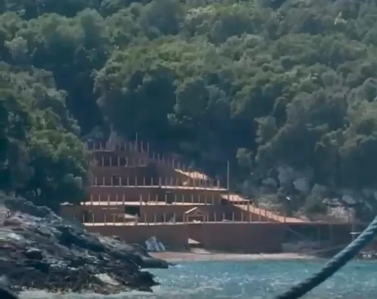 Ndërtimi ilegal në zemër të Karaburunit, kush ua dha ”besën” Skerdi Dinaj dhe Olsen Sherifaj Ndërtimi ilegal në zemër të Karaburunit, kush ua dha ''besën'' Skerdi Dinaj dhe Olsen Sherifaj