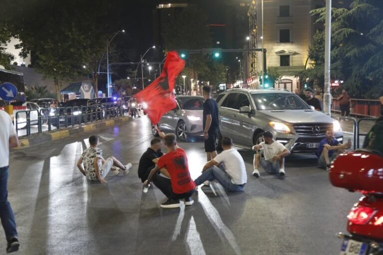Procedohen 13 protestues, policia: Dy i kapëm me drogë…