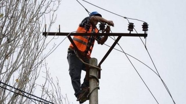 OSHEE si agjenci funerale! Elektricisti nuk vdes nga profesioni, por nga neglizhenca dhe mungesa e kushteve