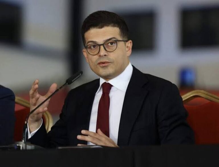 Vengu thirrje protestuesve: Mbështetja për uniformat nuk duhet të mohojë zërin qytetar Vengu thirrje protestuesve: Mbështetja për uniformat nuk duhet të mohojë zërin qytetar
