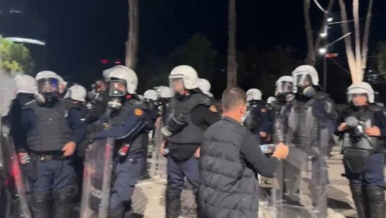 Paqja misterioze pas 4 ditësh “luftë”, protestuesit dhe policia bëhen bashkë para Kryeministrisë Paqja misterioze pas 4 ditësh "luftë", protestuesit dhe policia bëhen bashkë para Kryeministrisë