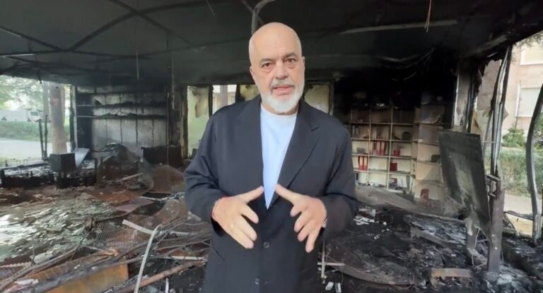 Rama shfaqet mes rrënojave dhe gjen armikun e duhur: Sali Berishën