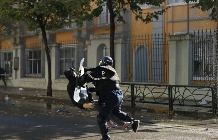 U përplas dhunshëm në tokë nga polici gjatë protestës, motra e të riut: Ka fraktura në kafkë dhe shtyllën kurrizore