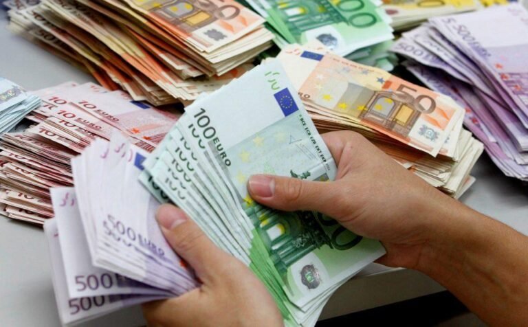 Euro bie përsëri, i afrohet më shumë kufirit të 90 lekëve