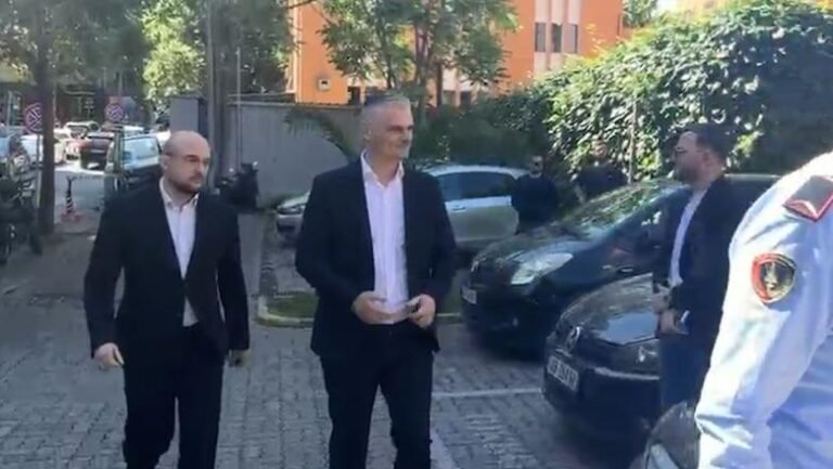 Ish-drejtuesit e KESH dhe ARRSH paraqiten në SPAK Erlad Elezi dhe Gentian Gjyli Ish-drejtuesit e KESH dhe ARRSH paraqiten në SPAK Erlad Elezi dhe Gentian Gjyli