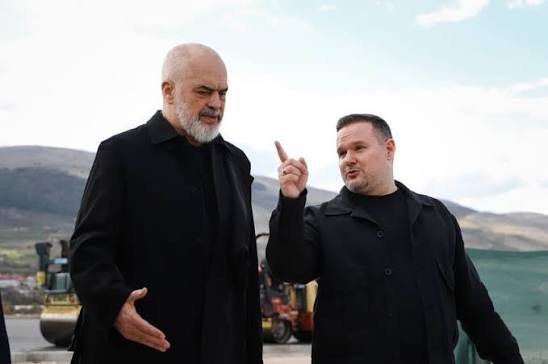 Ervin Demo mesazh protestuesëve: Ju njohim edhe pas maskave Ervin Demo mesazh protestuesëve: Ju njohim edhe pas maskave