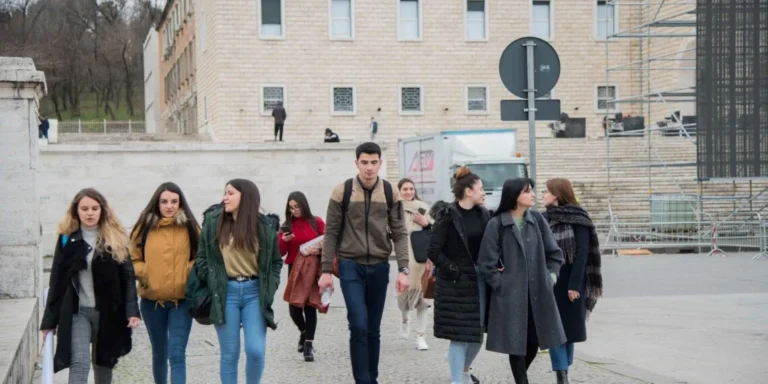 Studentët mund të përfitojnë kredi për studimet, ja data e fundit për aplikim